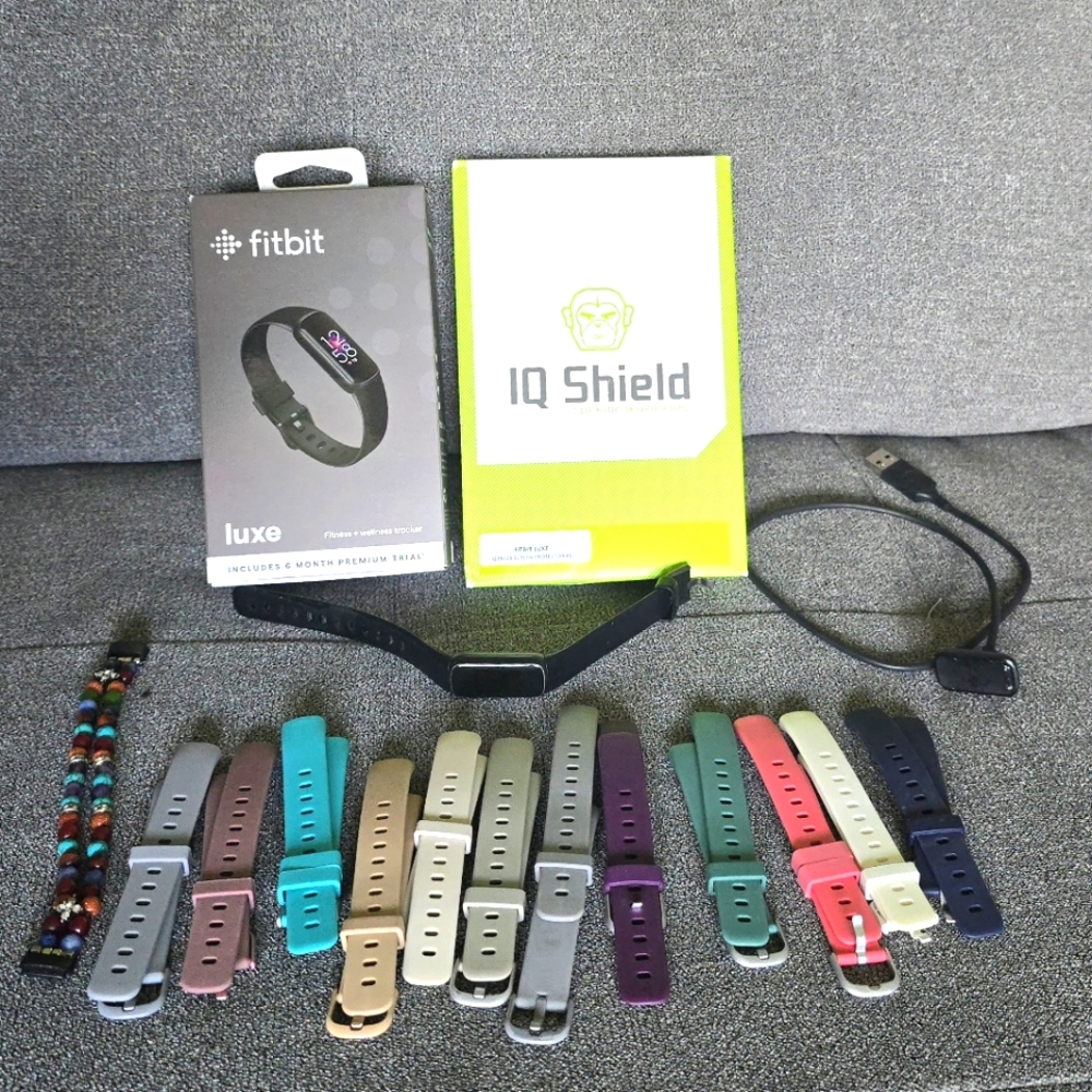 Fitbit Luxe Black with 14 Bands and 5 Screen Protectors, Size S Small